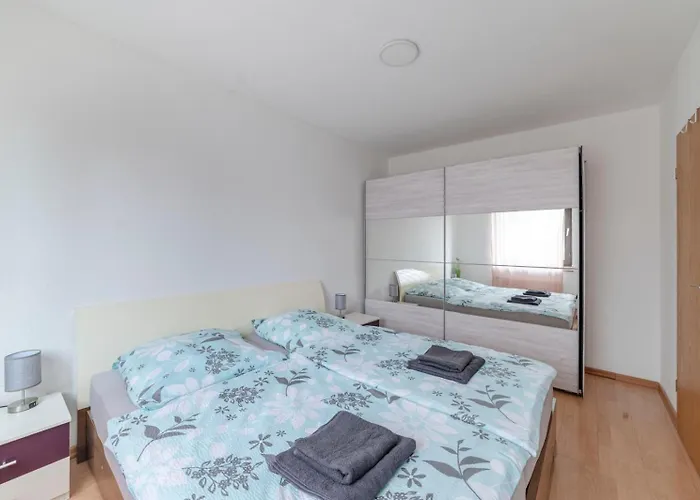 Schöne, möblierte 2 Zimmer Wohnung mit Balkon und Tiefgarage