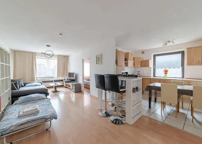 Schöne, möblierte 2 Zimmer Wohnung mit Balkon und Tiefgarage