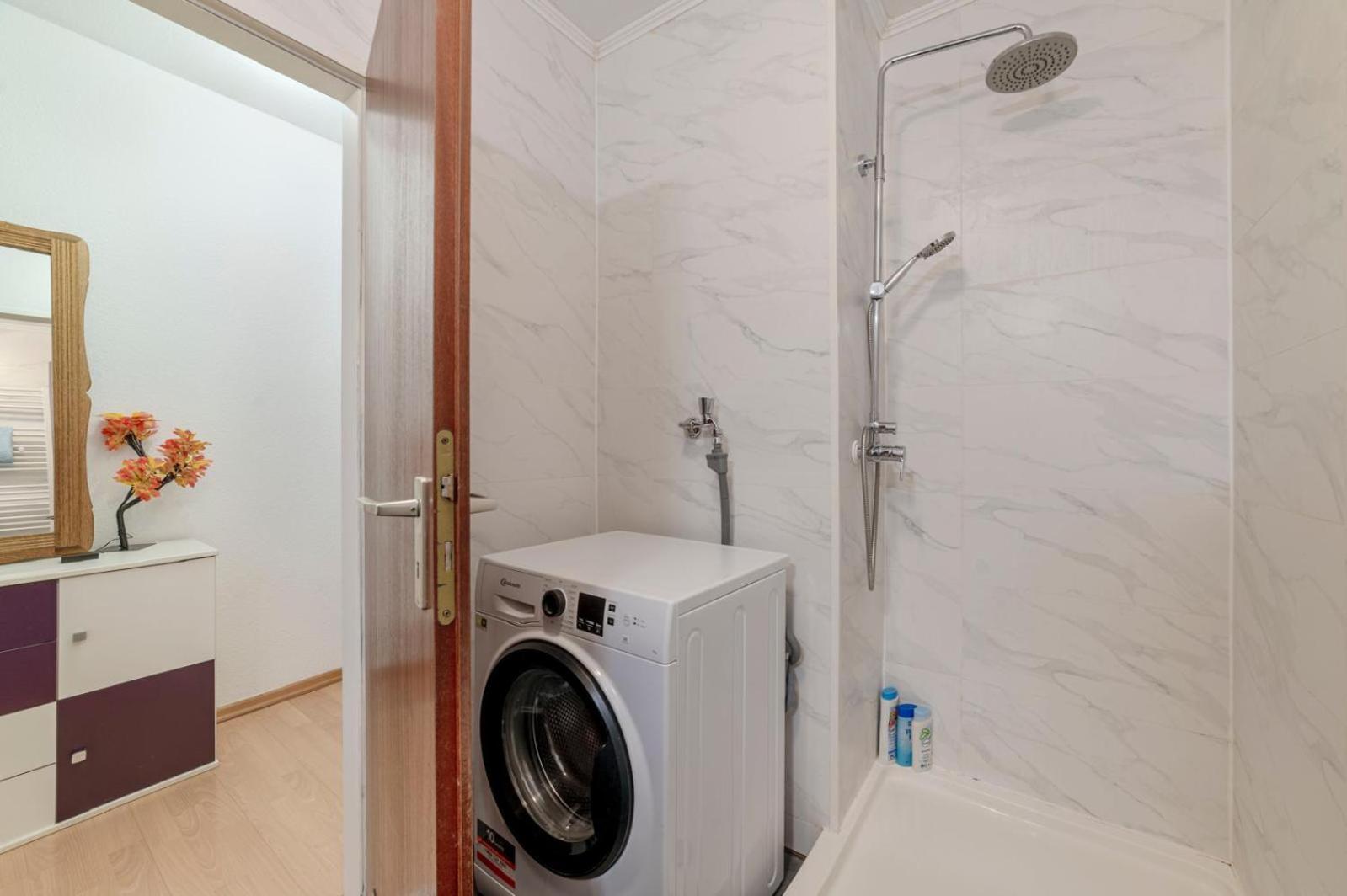 Schöne, Möblierte 2 Mit Balkon Und Tiefgarage