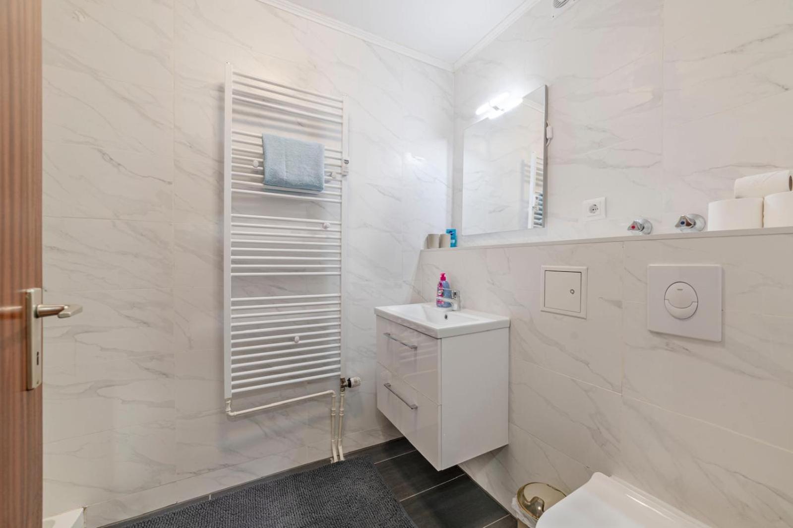 Apartment Schöne, Möblierte 2 Mit Balkon Und Tiefgarage *