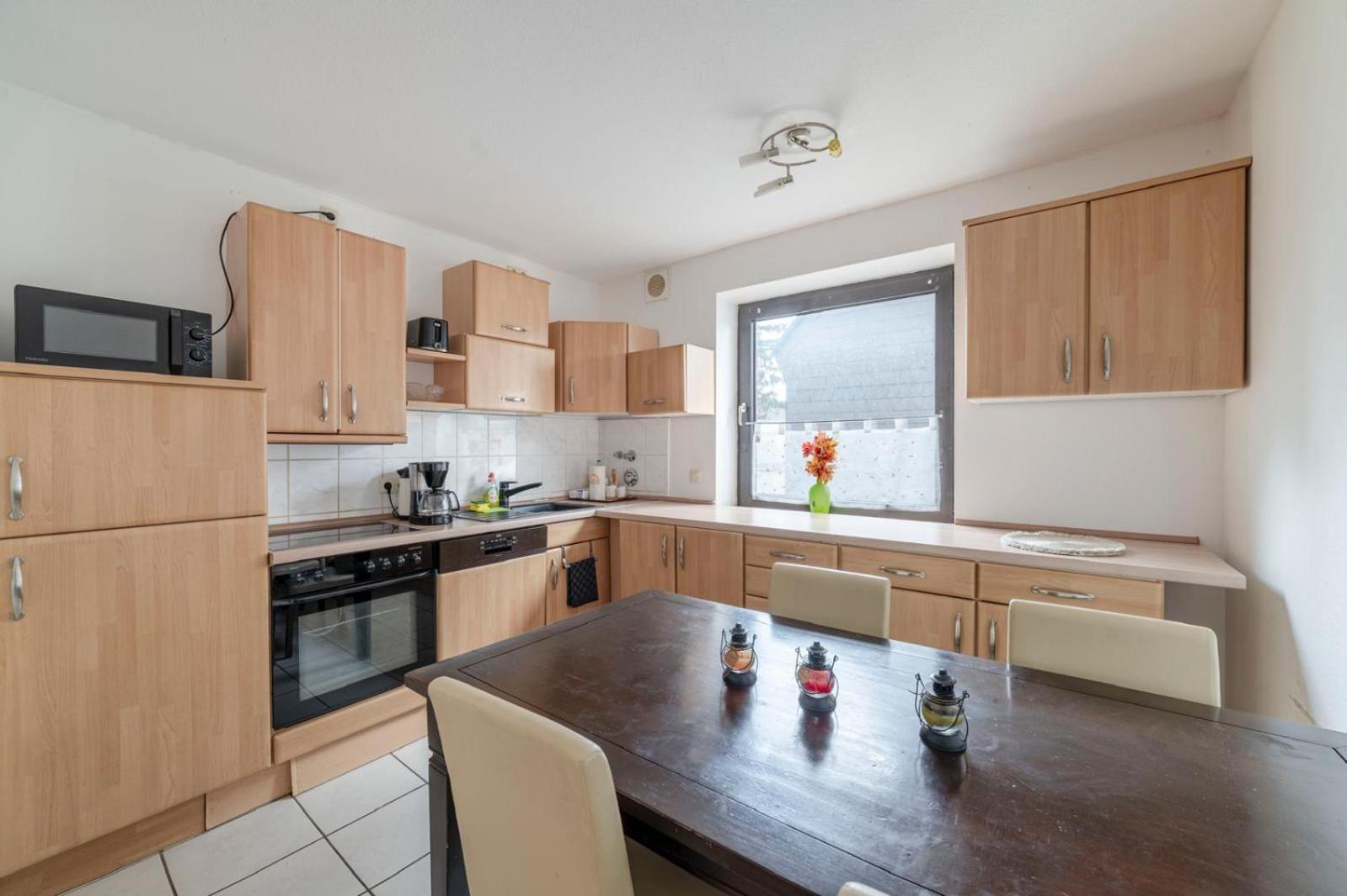 Schoene, Moeblierte Mit Balkon Und Tiefgarage