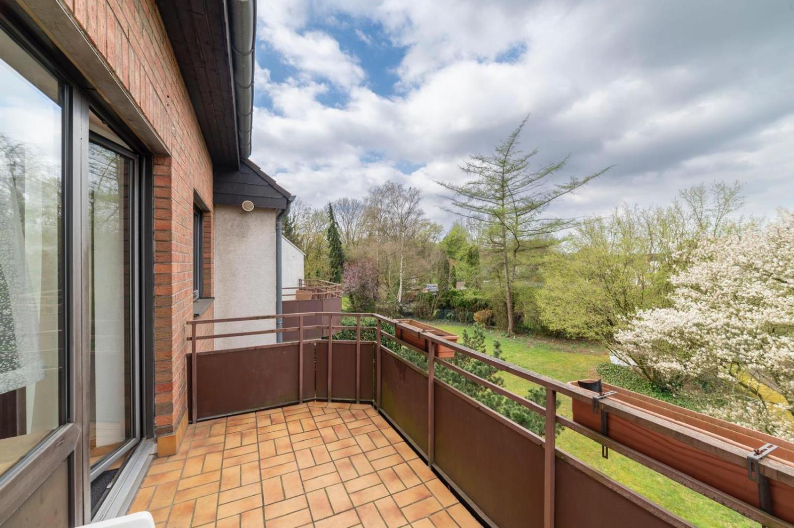 Schoene, Moeblierte Mit Balkon Und Tiefgarage Appartement