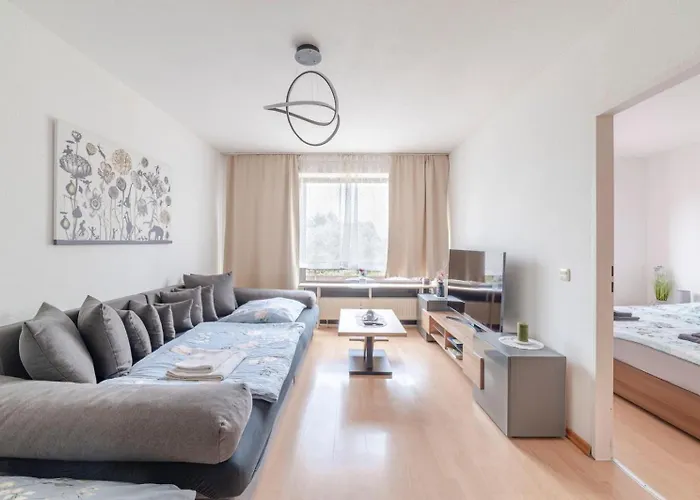 Schoene, Moeblierte Wohnung Mit Balkon Und Tiefgarage