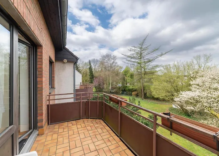 Schoene, Moeblierte Wohnung Mit Balkon Und Tiefgarage