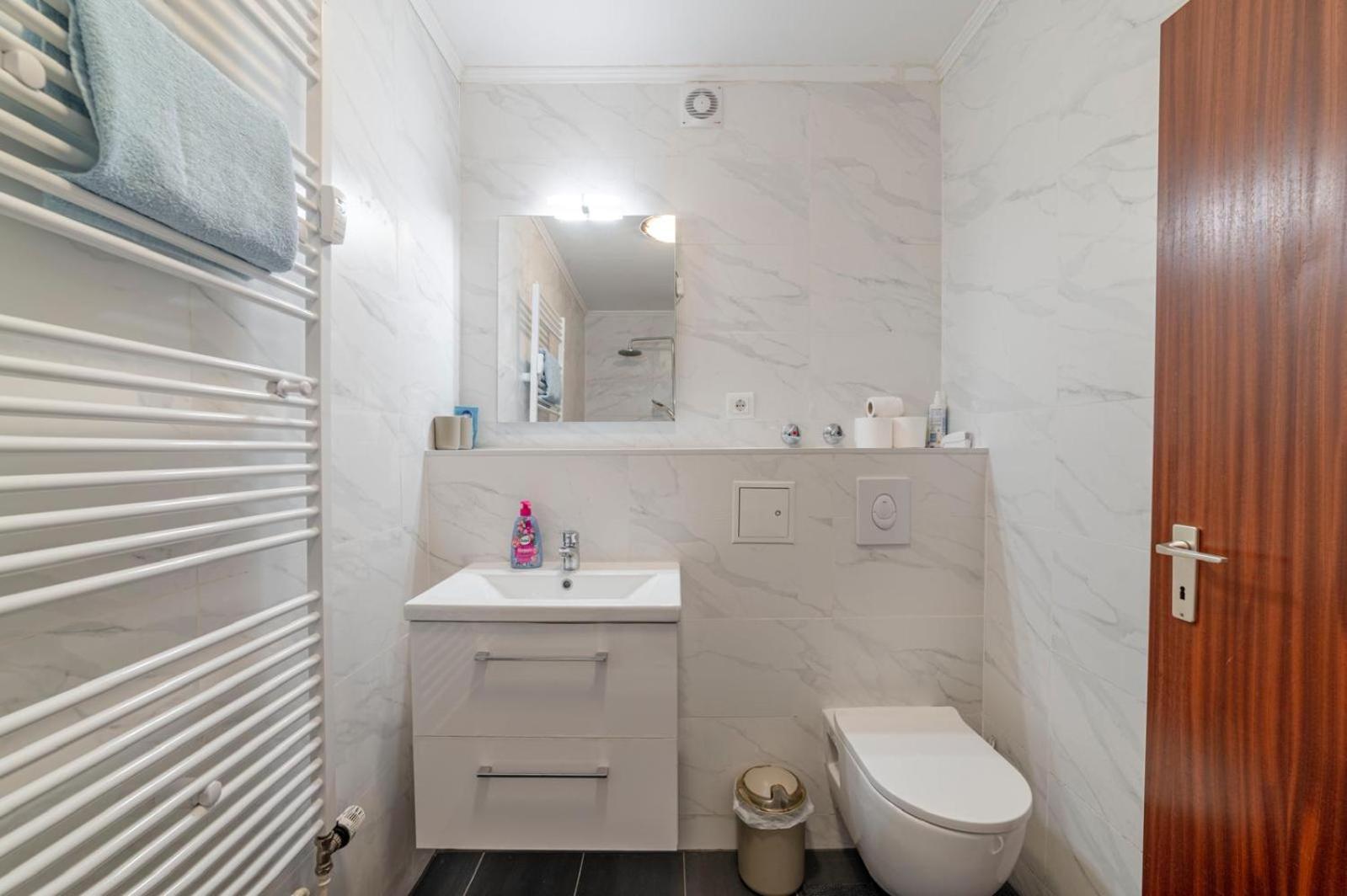 Schoene, Moeblierte Mit Balkon Und Tiefgarage Appartement *